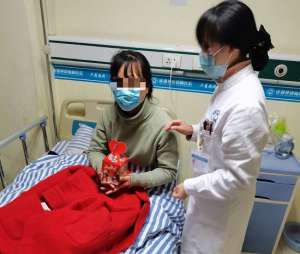 成都癫痫病医院新闻:平安夜为你送上平安果,成都神康癫痫医院祝福大家新的一年平平安安,健康顺遂!